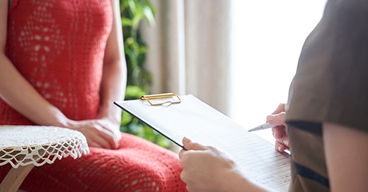 講師が手元を添えて実技を指導している様子